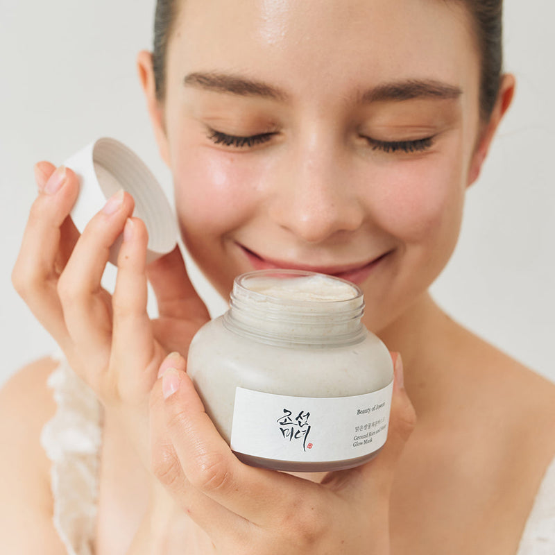 Beauty of Joseon Glow Mask — Modèle tenant le pot
