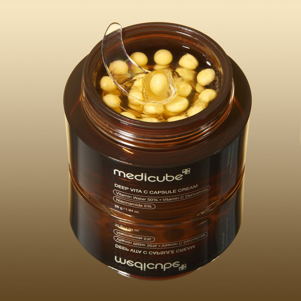 Medicube Deep Vita C Capsule Cream 55g — pot ouvert avec capsules dorées de vitamine C