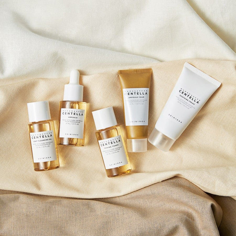 skin1004 centella travel kit flatlay 5 produits tissu beige
