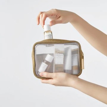 SKIN1004 Centella Travel Kit — trousse format cabine tenue en mains