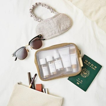SKIN1004 Centella Travel Kit — trousse de voyage transparente, lunettes et passeport