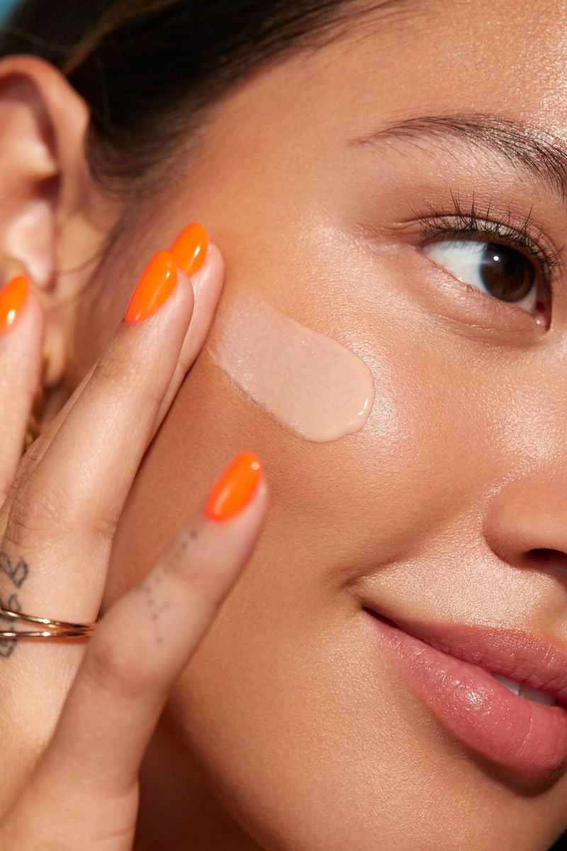 Application sérum visage ongles orange K-Beauty — LuméaSkin